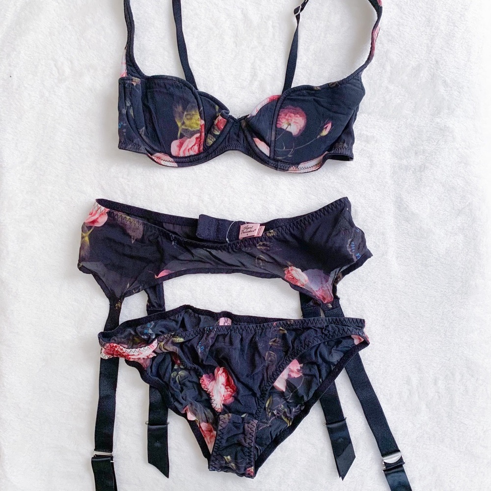 Agent provocateur floral set